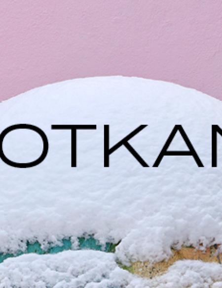 banerek z napisem: spotkanie, na różowym tle, fragment kuli ze śniegiem. 